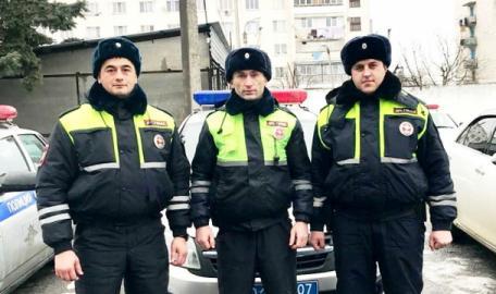 В Нальчике инспекторы ДПС помогли добраться домой потерявшейся женщине